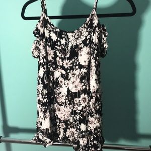 Off the shoulder floral top 💙